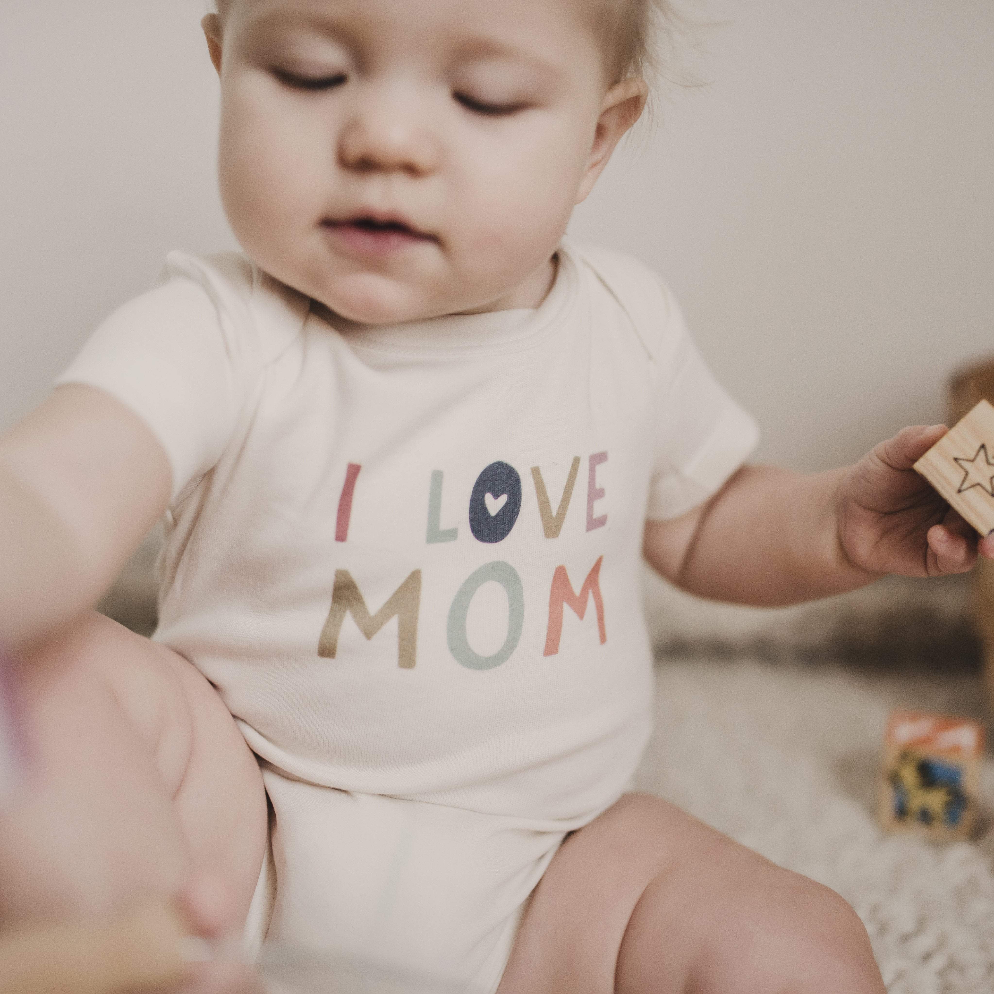 Baby graphic organic bodysuit | love mom