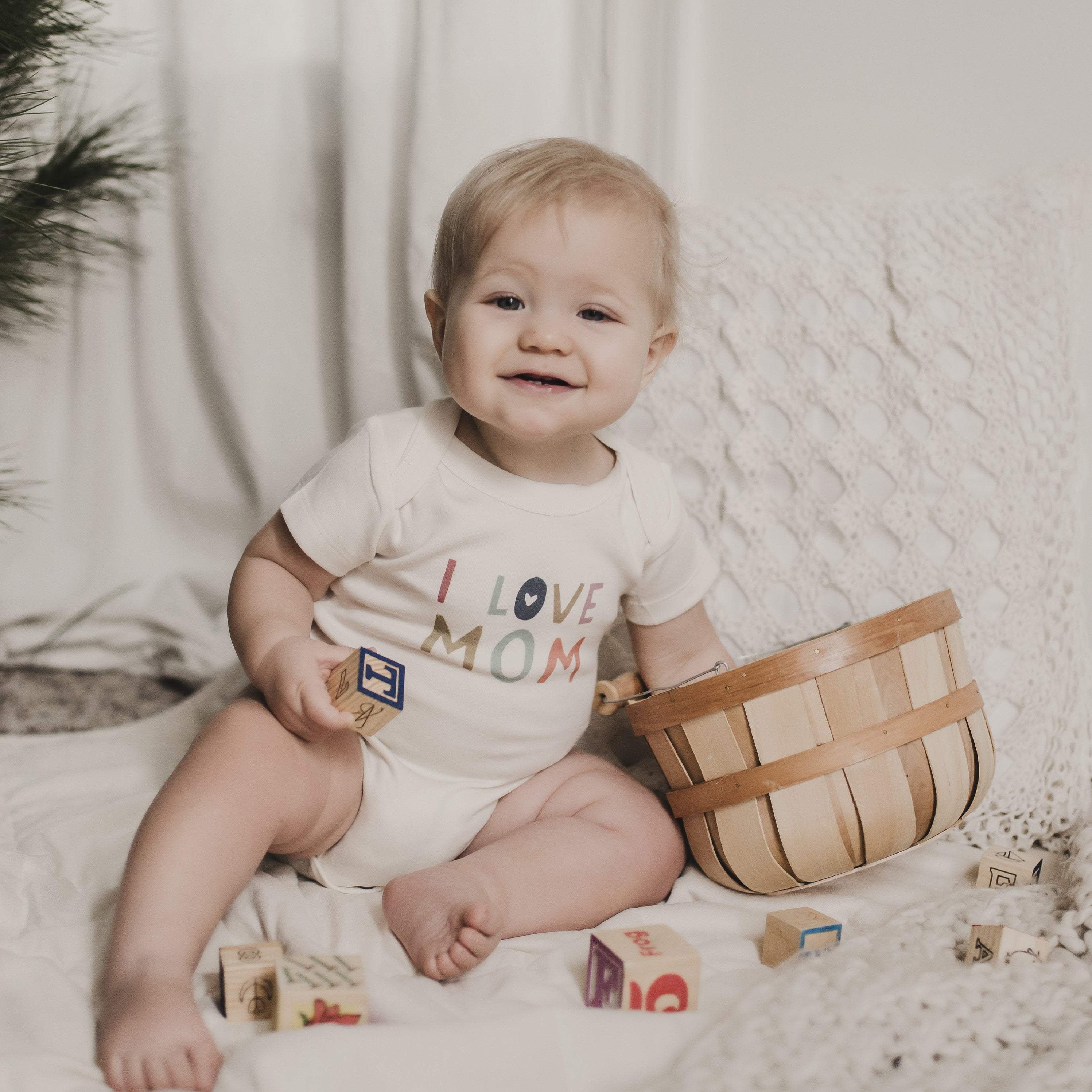 Baby graphic organic bodysuit | love mom
