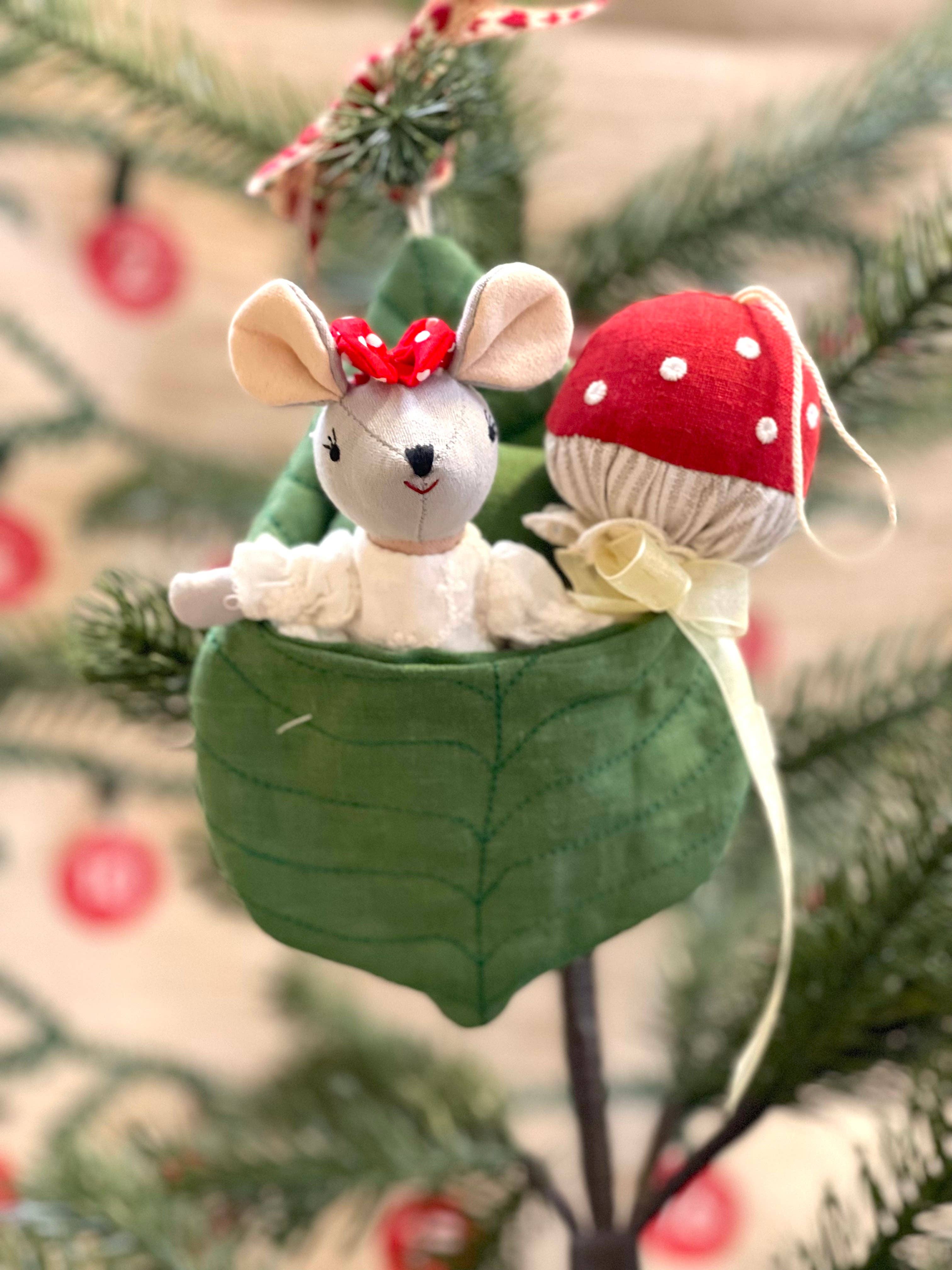 Mouse and the Mushroom Wonder Forest Set Red